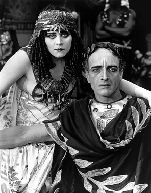 Theda Bara as Cleopatra and Fritz Leiber as Caesar in the lost film Cleopatra (1917). Source, public domain at Wikimedia.